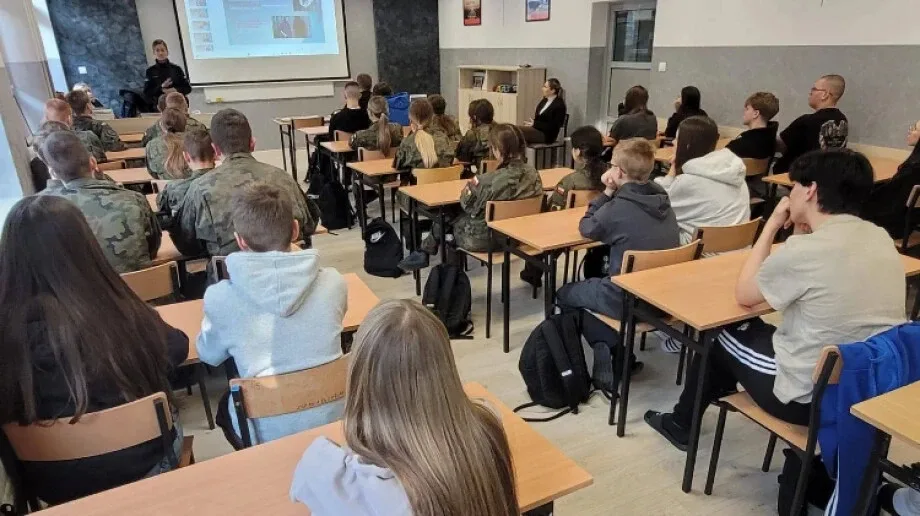 Profilaktyka uzależnień w ostrowskiej szkole. Policja i specjaliści ostrzegają młodzież (zdjęcia)