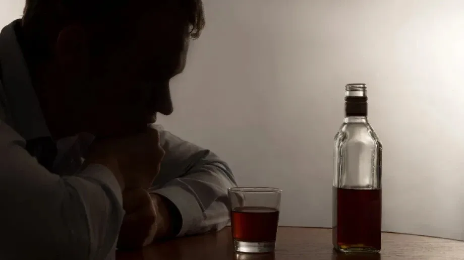 Rośnie liczba zwolnień spowodowanych nadużywaniem alkoholu