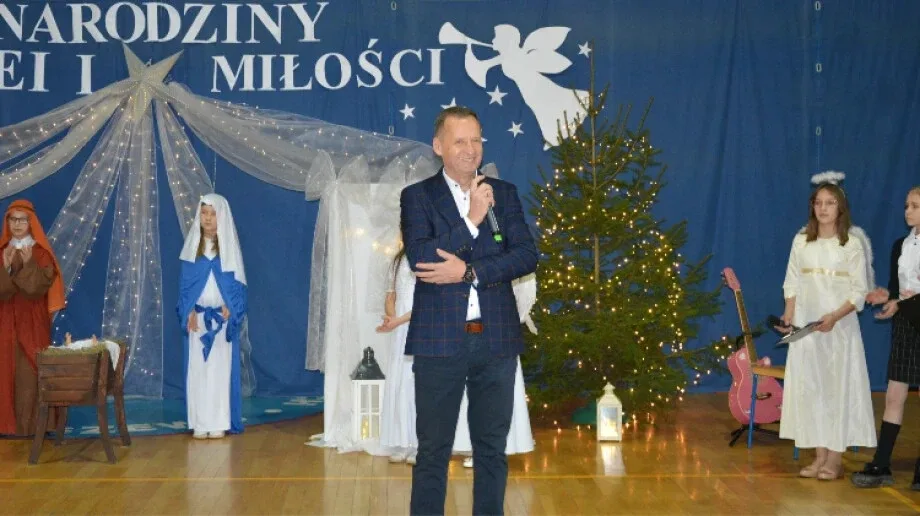 Świąteczne spotkanie mieszkańców gminy Ostrów Mazowiecka. Jasełka, kolędowanie i wizyta Świętego Mikołaja (zdjęcia)