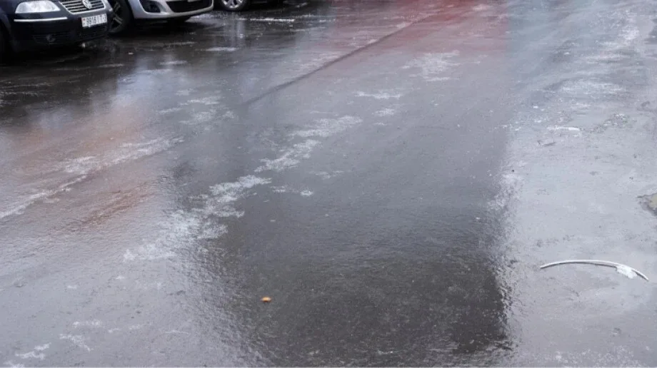 Uwaga, oblodzenie! Pierwszy stopień zagrożenia dla powiatu ostrowskiego