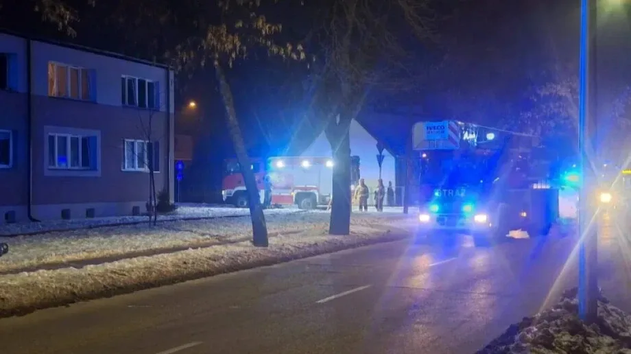 Pożar w bloku socjalnym w Ostrołęce. W mieszkaniu strażacy znaleźli poparzoną, nieprzytomną kobietę (zdjęcia, wideo)