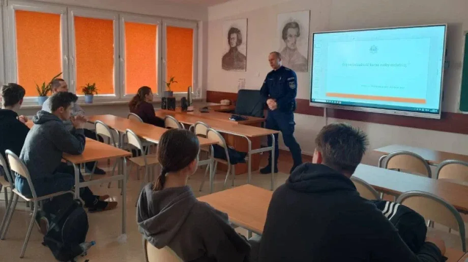 Spotkanie z policjantem w ZSCKR w Starym Lubiejewie