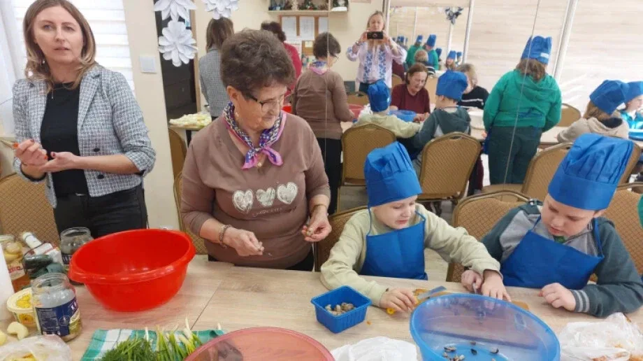 Dzieci gotowały z seniorami - zajęcia kulinarne w Starym Lubotyniu