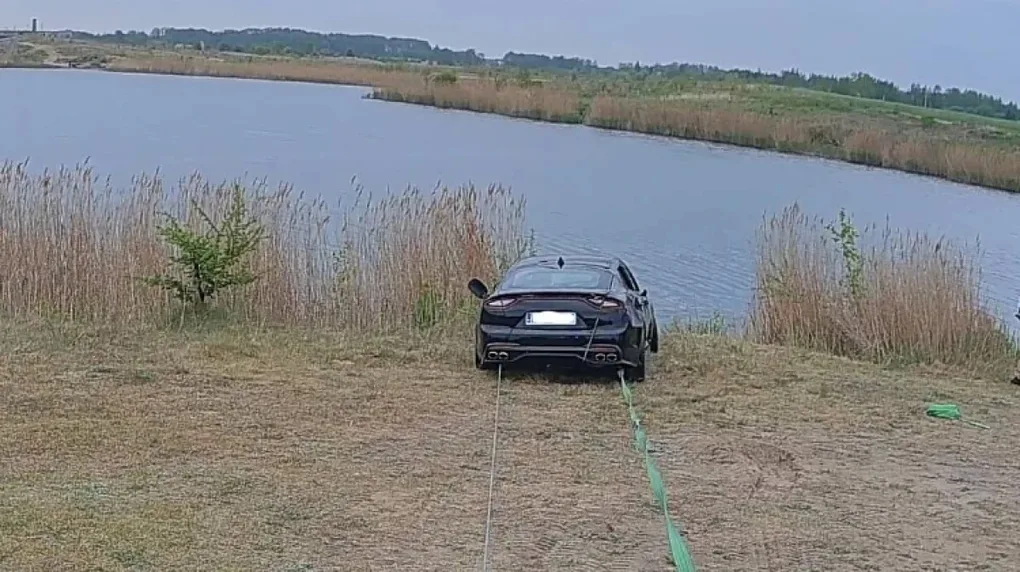 Samochód osobowy stoczył się do wody. Interweniowali strażacy