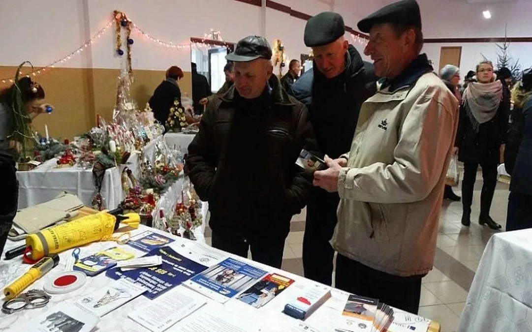 Dzielnicowy na jarmarku bożonarodzeniowym ziemi nurskiej