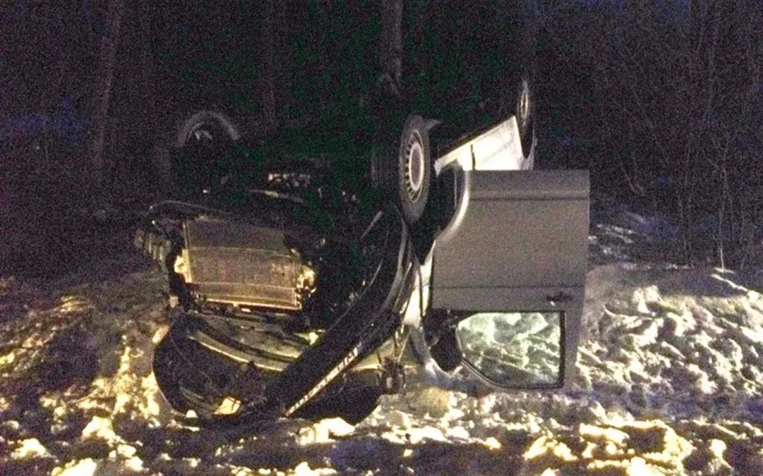 Dachowanie volkswagena na trasie Brok-Poręba. 32-latka trafiła do szpitala
