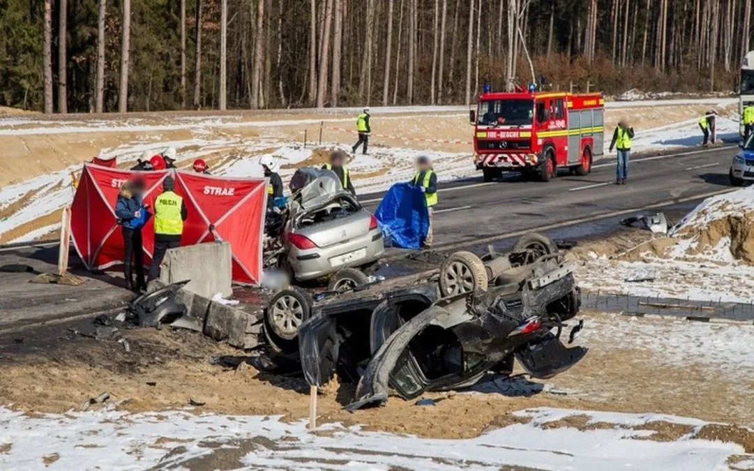 Wypadek w Dybkach. Nie żyją trzy osoby! Kolejne cztery ciężko ranne (aktualizacja, zdjęcia, wideo)