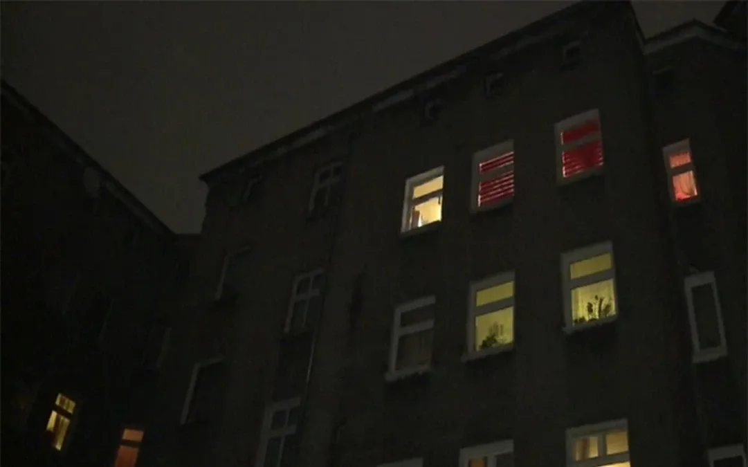Policja znalazła zwłoki dwojga młodych ludzi w mieszkaniu. Zatrucie czadem w Szczecinie (wideo)