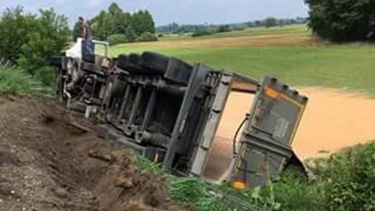 Ciężarówka w rowie na drodze krajowej nr 50. Ruch odbywa się wahadłowo (aktualizacja)