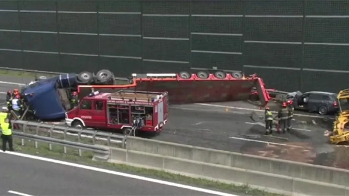 Laweta z koparką wywróciła się na A4. Kierowca przetransportowany śmigłowcem do szpitala (wideo)