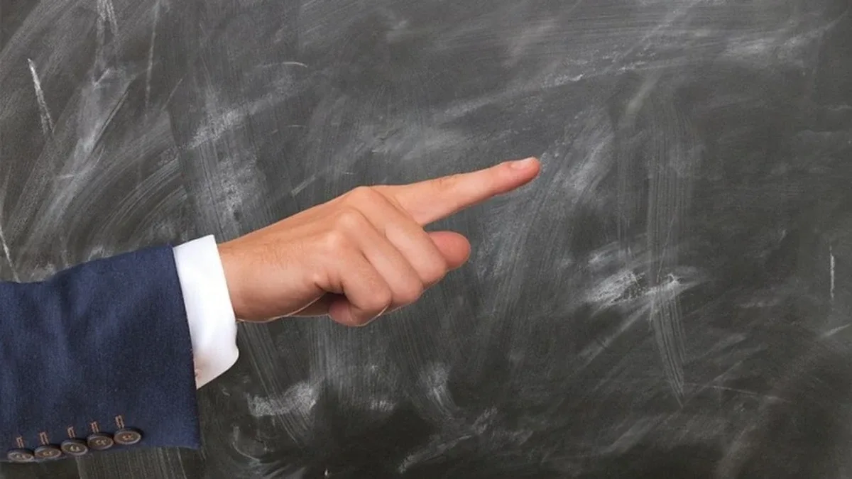 'Nie miałem wyboru, i rząd o tym wie, musiałem zwolnić nauczycieli'. Biedroń o reformie edukacji (wideo)