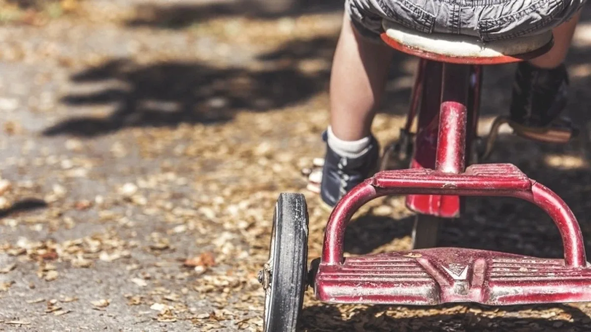 'Nie wypuszczajcie dzieci na plac zabaw bez opieki'. Niekontrolowany mężczyzna w Małkini Górnej