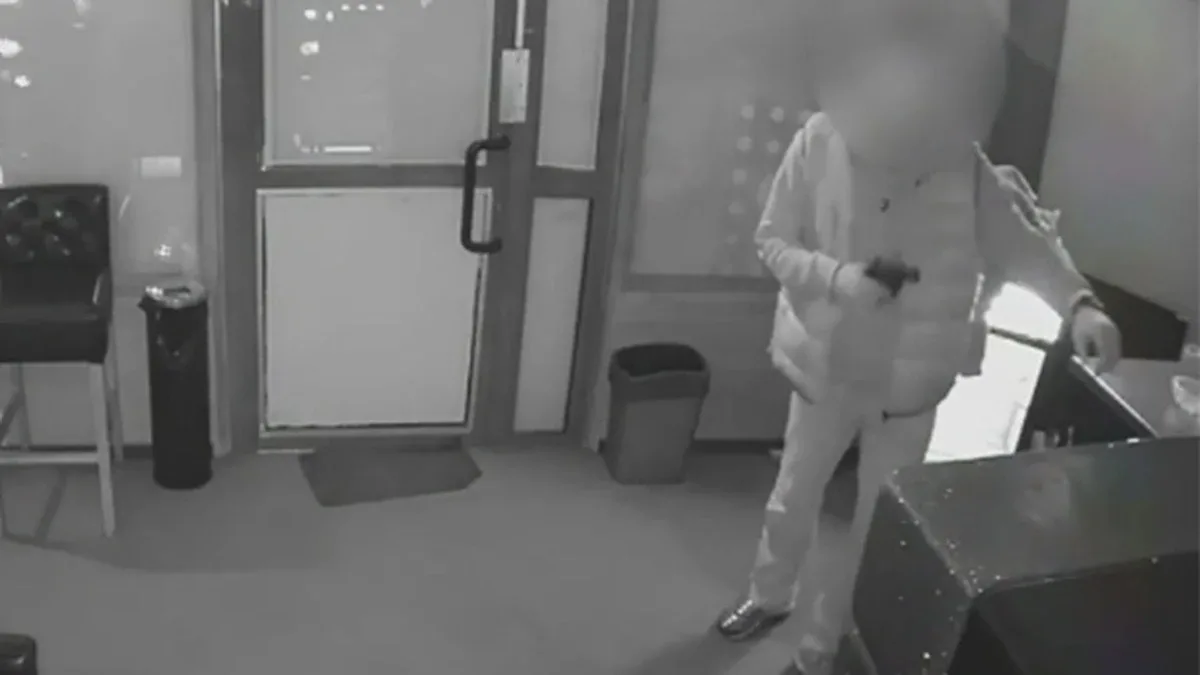 Weszli do salonu gier, wyjęli rewolwer i gaz, ukradli pieniądze (wideo)