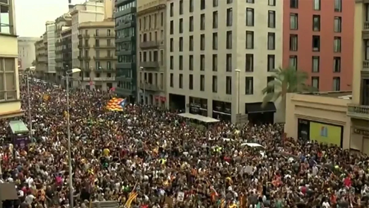 Ulicami Barcelony przeszedł wielotysięczny marsz przeciwko brutalności policji (wideo)
