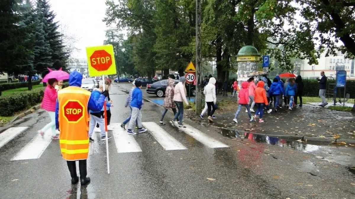 Ewakuowano ponad 450 osób. Społeczność szkolna 'Trójki' bezpieczna (zdjęcia)