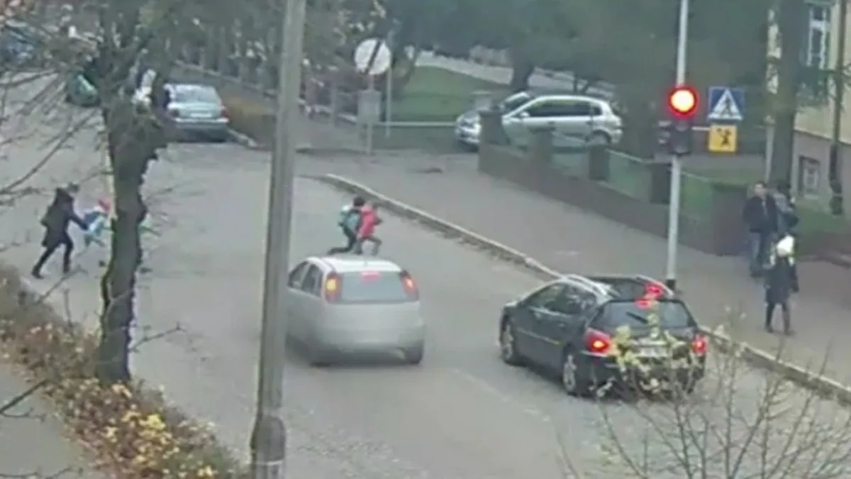 O włos od tragedii. 18-latek omal nie potrącił dzieci na przejściu dla pieszych (wideo)
