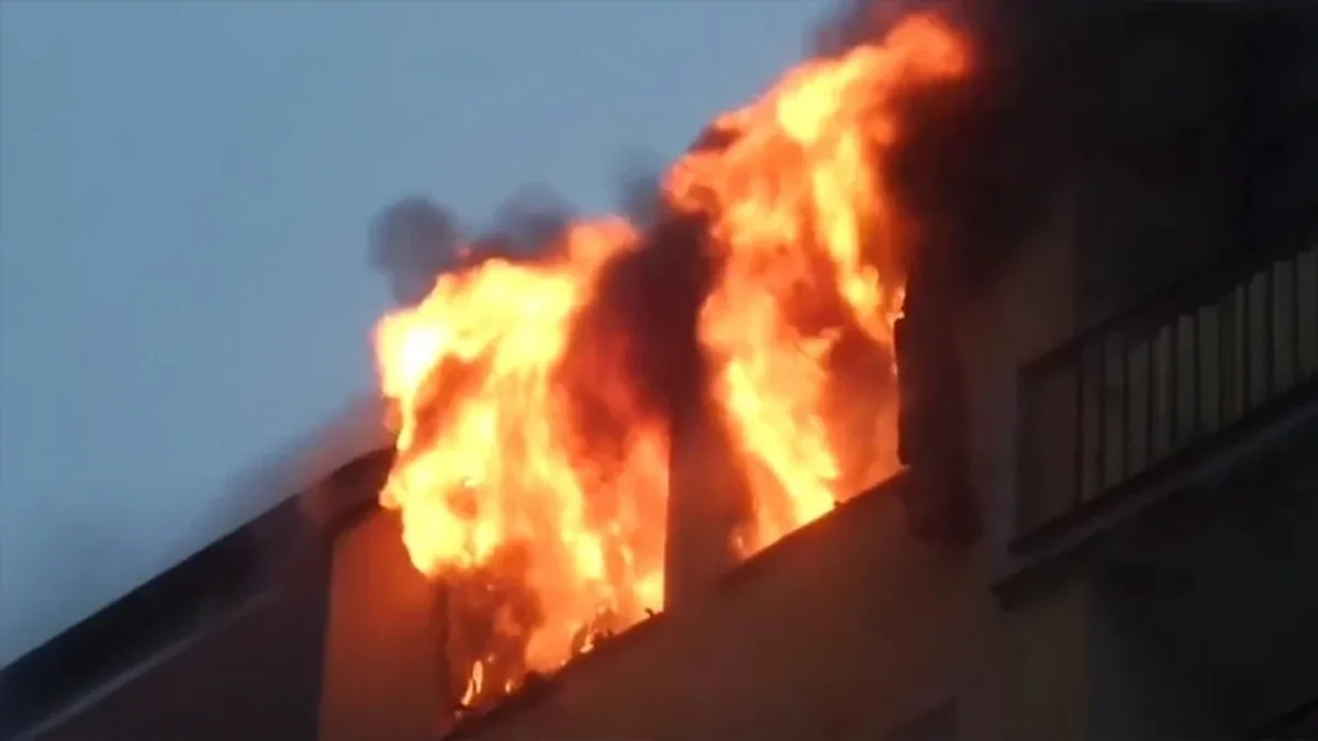 Pożar mieszkania w Warszawie. Jedna osoba zatruła się dymem (wideo)