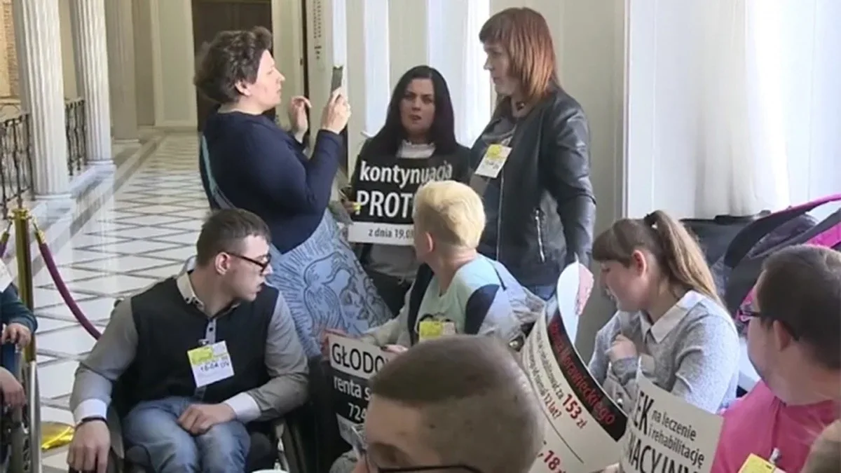 'Żenująco niska renta socjalna'. Protest rodziców osób niepełnosprawnych w sejmie (wideo)