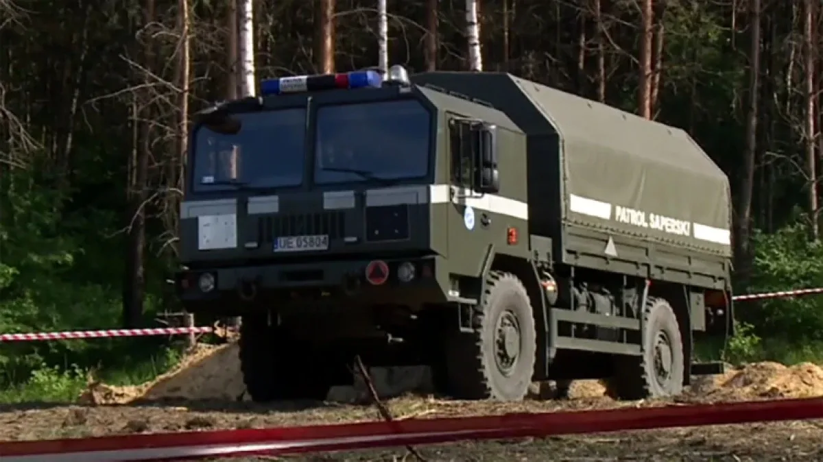 Firma składowała na budowie 1200 pocisków. Saperzy wywożą je w bezpieczne miejsce (wideo)