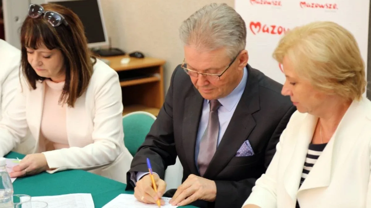 Umowy na dofinansowanie dróg w powiecie ostrowskim podpisane (zdjęcia)