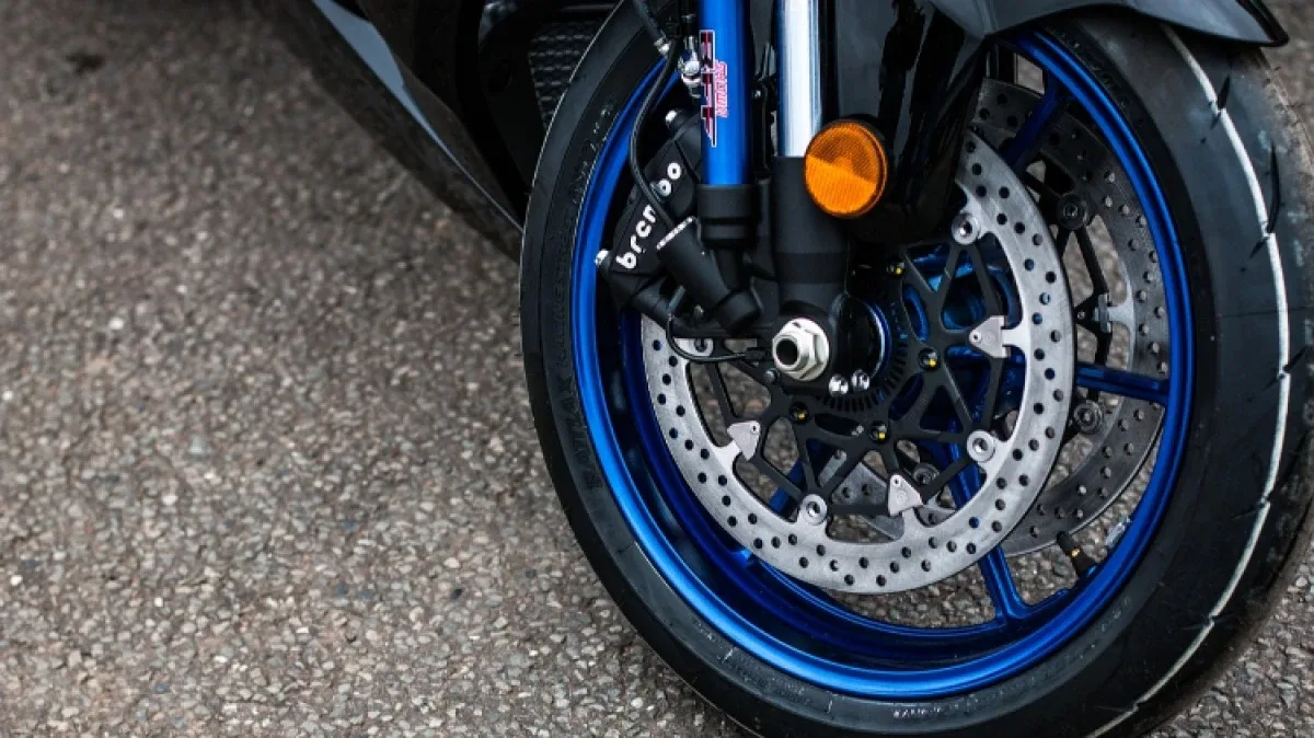 Motocykl wypadł z drogi w Andrzejewie. Kierowca bez obrażeń
