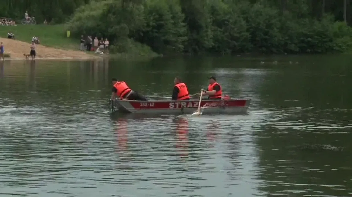 Kilkunastoletni chłopiec topił się w zbiorniku wodnym (wideo)