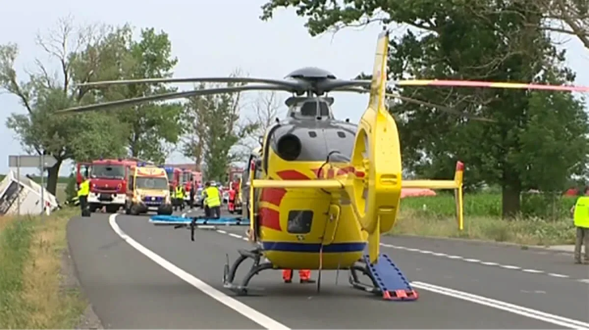 Wypadek autokaru. Dwie osoby nie żyją, kilkadziesiąt jest rannych (wideo)