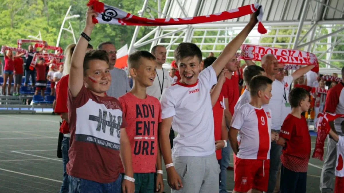 Ostrowianie dopingowali biało-czerwonych (zdjęcia)
