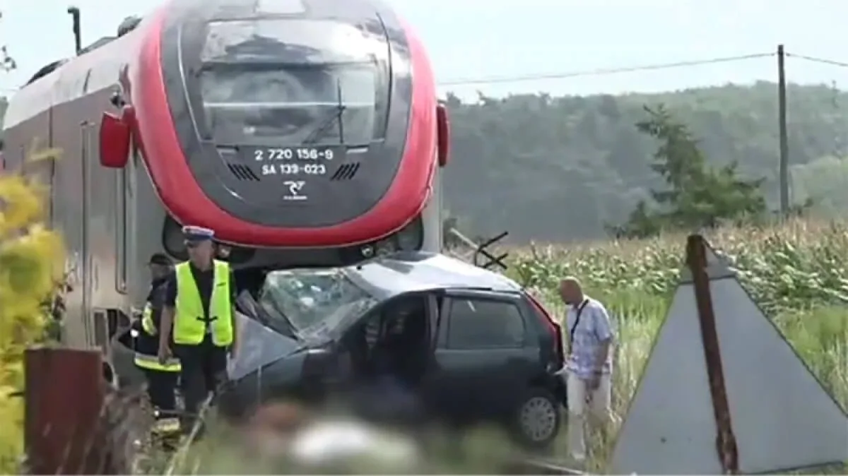 Wjechał autem pod szynobus. 72-latek nie żyje (wideo)