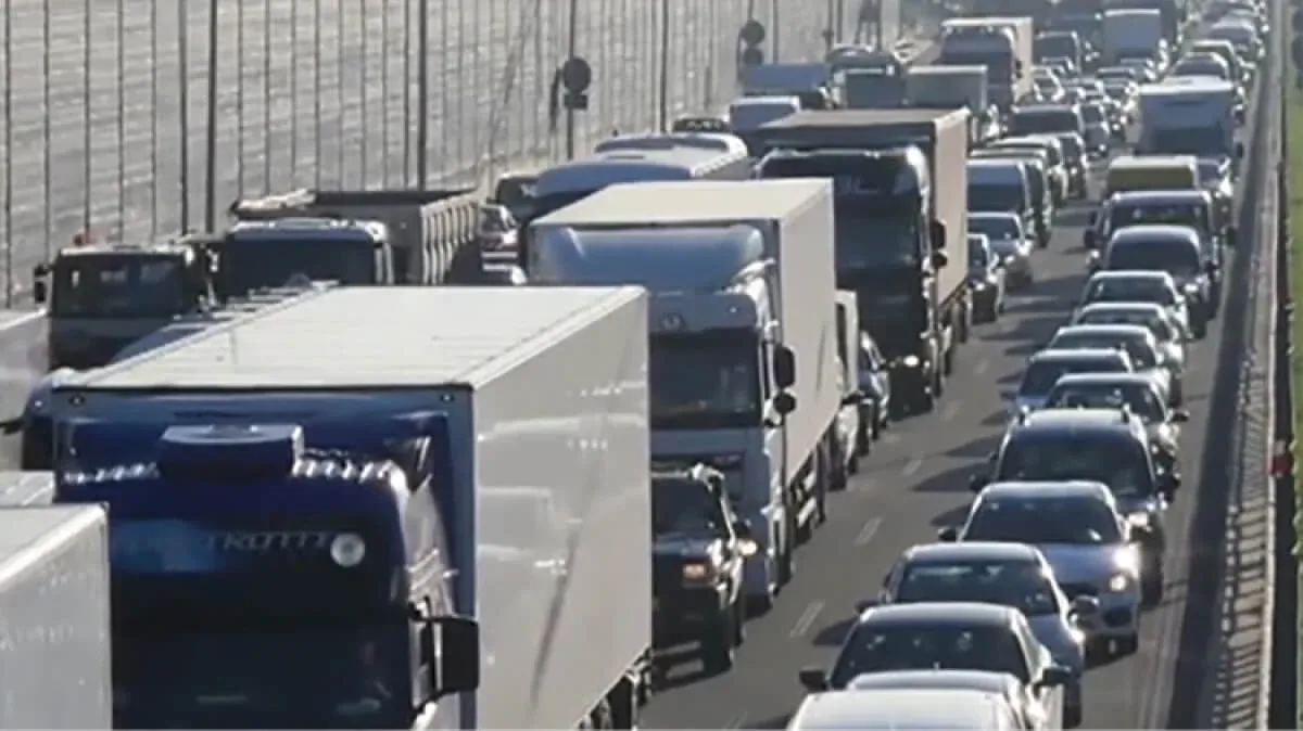 Ogromny korek na S8 o poranku. Zderzyły się dwie ciężarówki i auto osobowe (wideo)