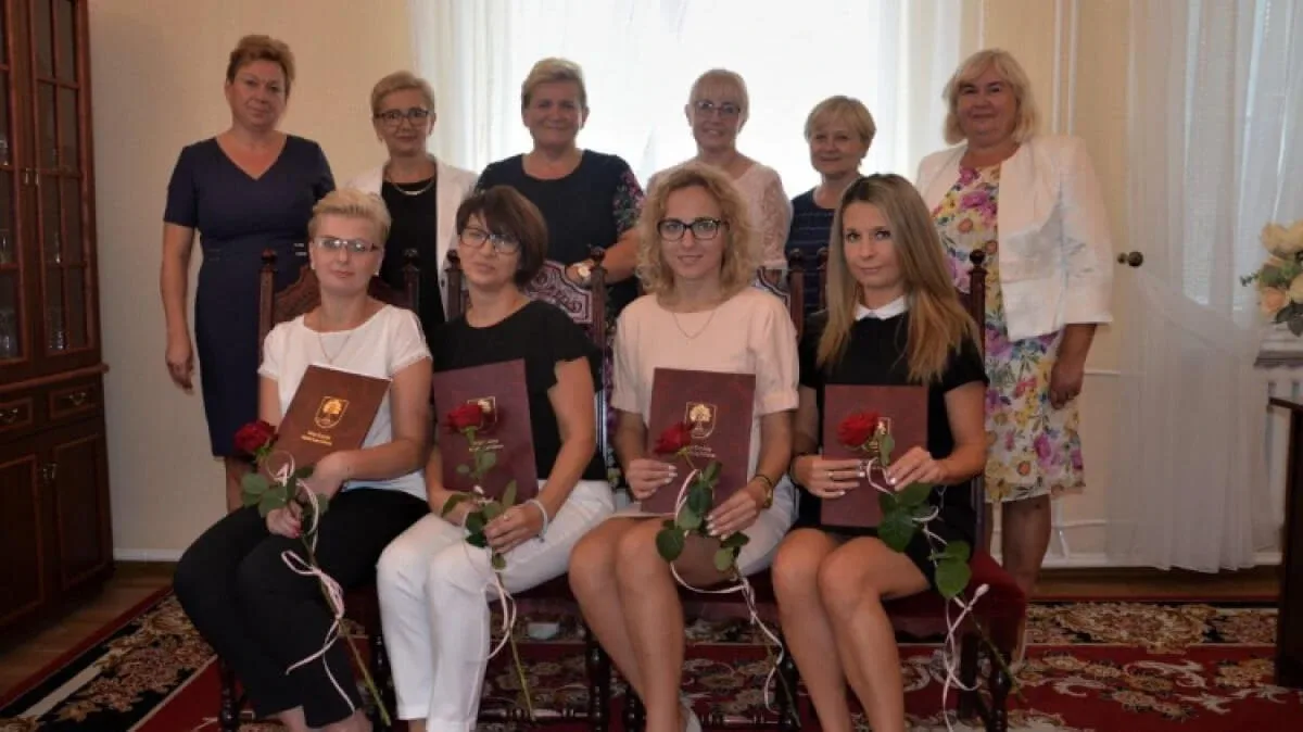 Nowi nauczyciele i dyrektorzy placówek edukacyjnych w gminie Małkinia Górna (zdjęcia)
