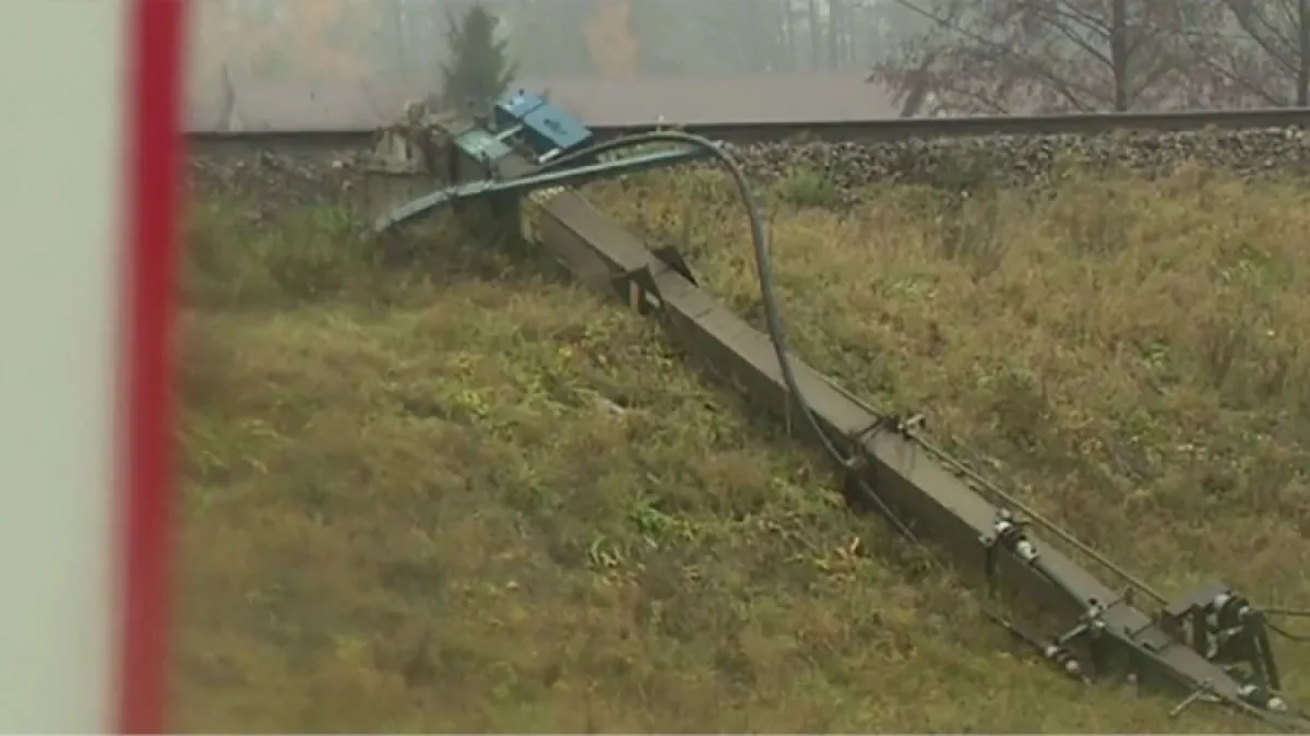 Wywrotka zerwała trakcję. Utrudnienia na trasie Białystok-Warszawa (wideo)