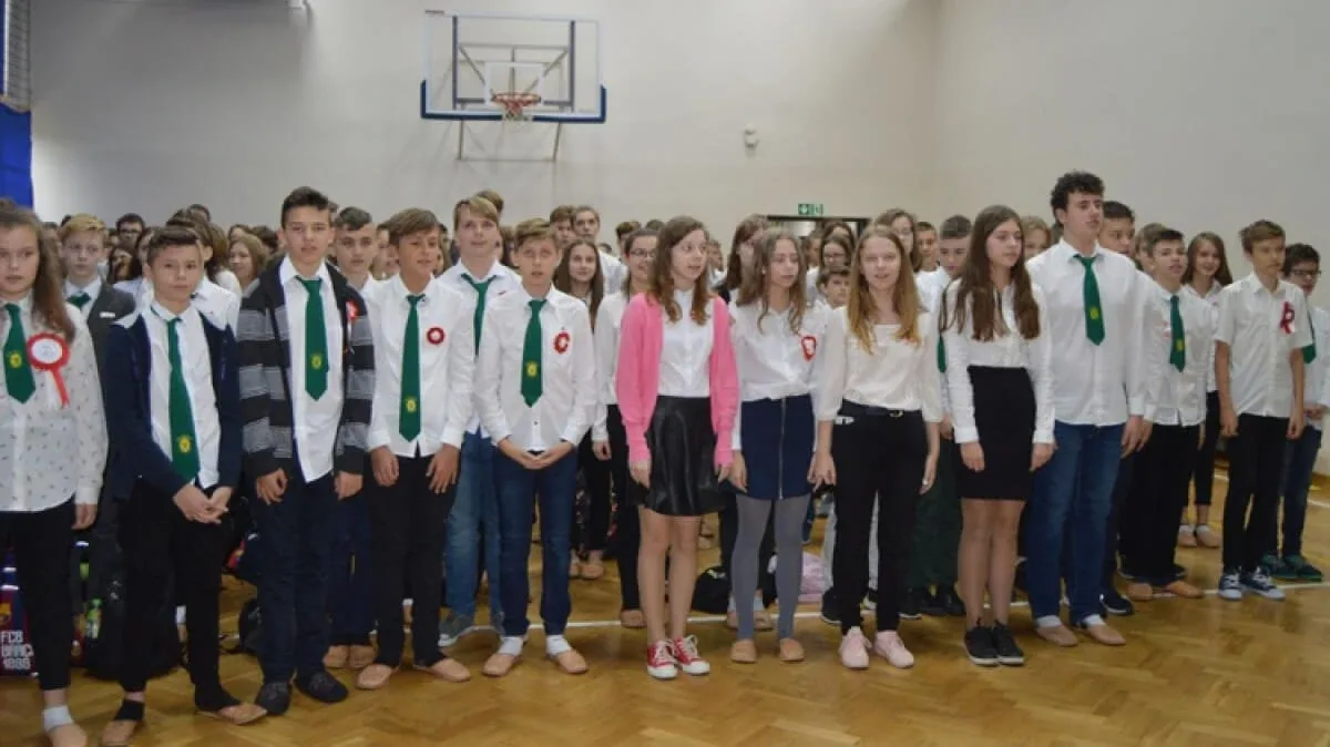 Patriotyczny apel w ostrowskiej 'trójce' (zdjęcia)