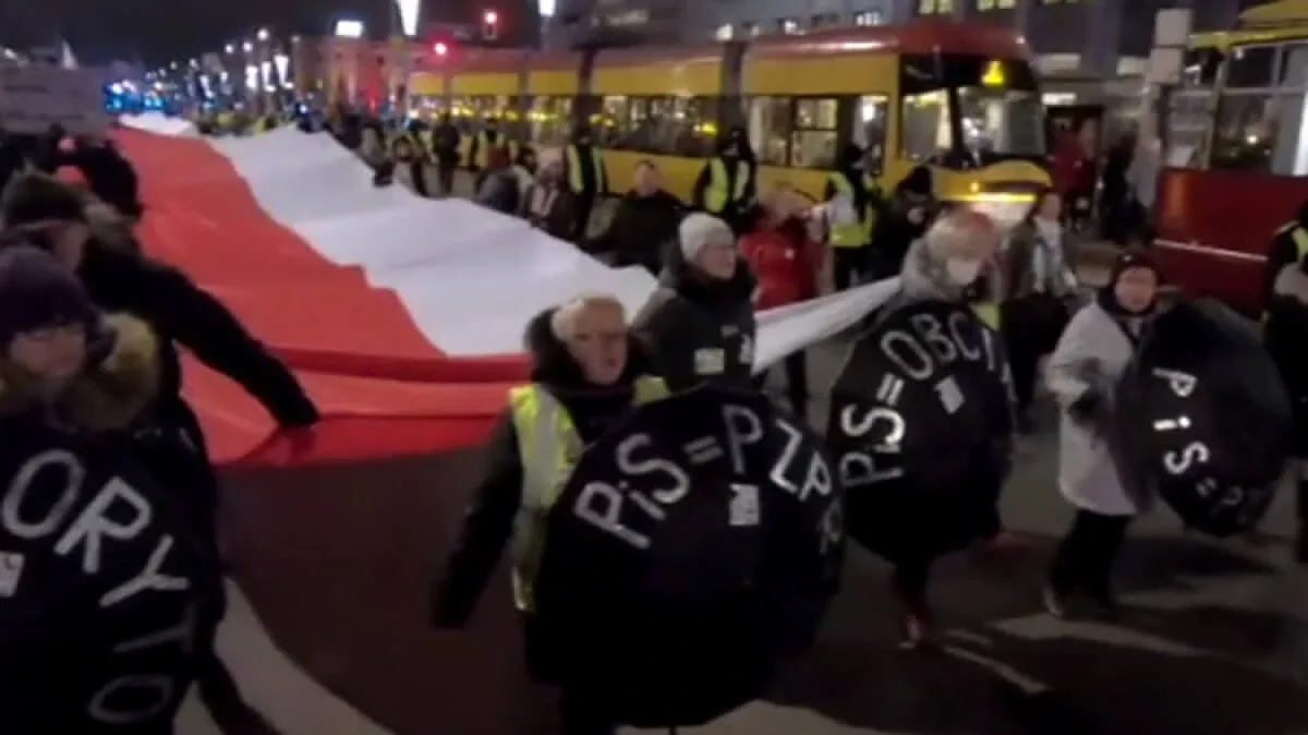 'PiS grabarzem demokracji'. Antyrządowy marsz w rocznicę stanu wojennego (wideo)
