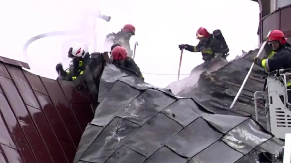 Pożar kościoła w trakcie mszy świętej. Zapalił się dach (wideo)
