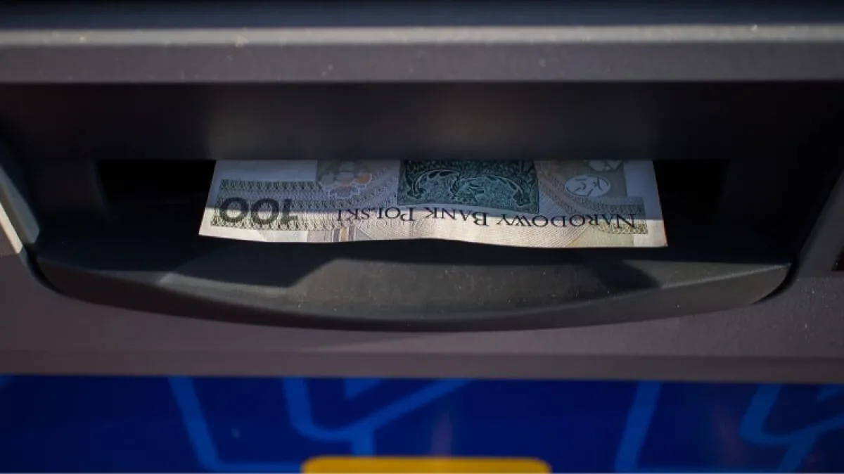 Dwóch mężczyzn chciało ukraść bankomat przy pomocy ciągnika (wideo)