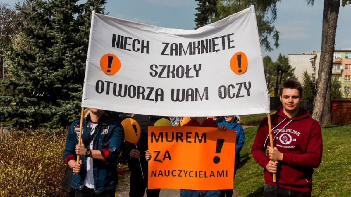Nauczyciele protestowali pod ratuszem i ostrowskim starostwem (zdjęcia, wideo)