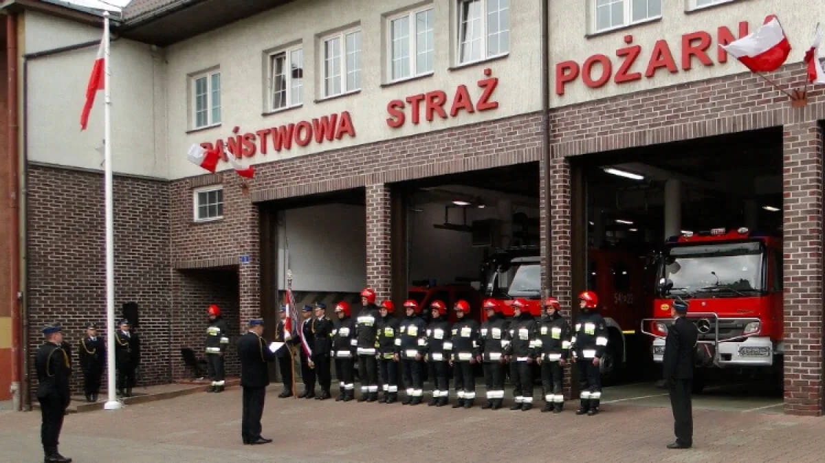 Uroczysty apel PSP w Ostrowi z okazji Dnia Flagi