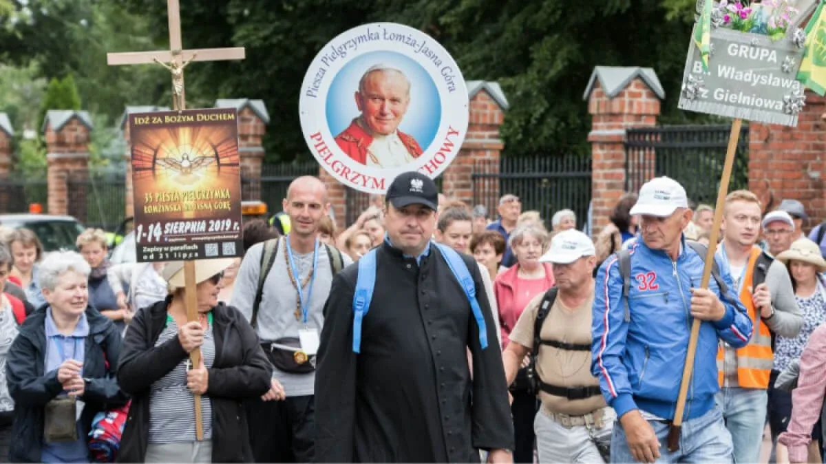 Pielgrzymi wyruszyli z Ostrowi Mazowieckiej na Jasną Górę (zdjęcia, wideo z drona)