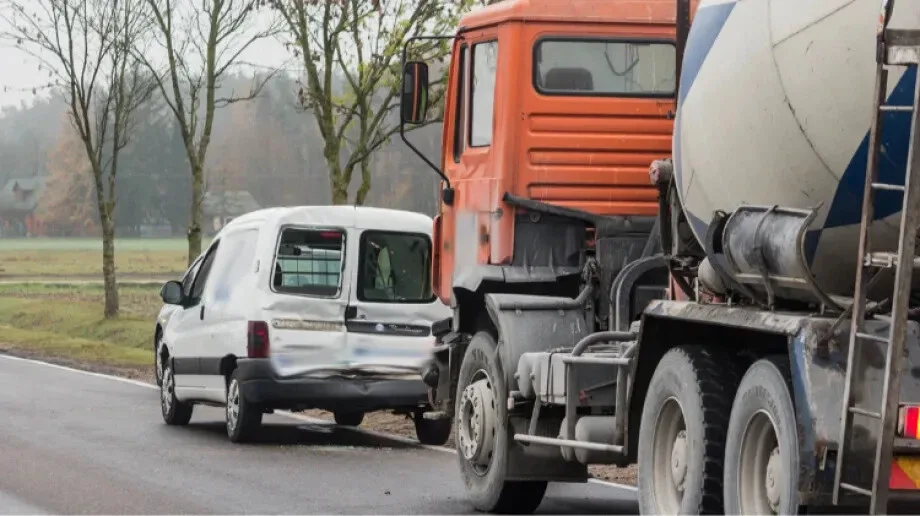 Zderzenie mana z citroenem na trasie Ostrów Mazowiecka - Małkinia Górna (zdjęcia)