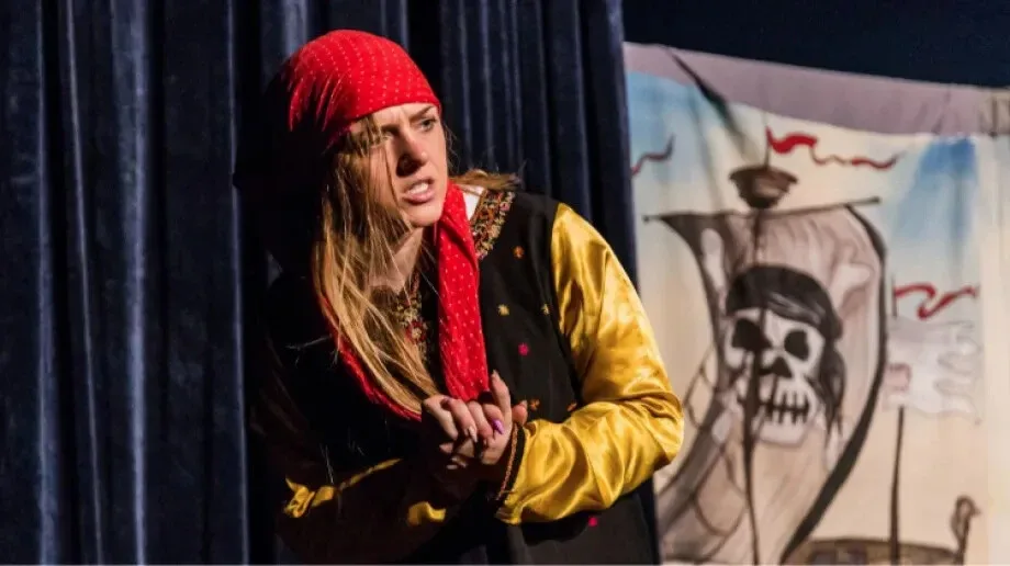 'Piraci i skarb pustyni'. Teatrzyk w ostrowskim kinie (zdjęcia, wideo)