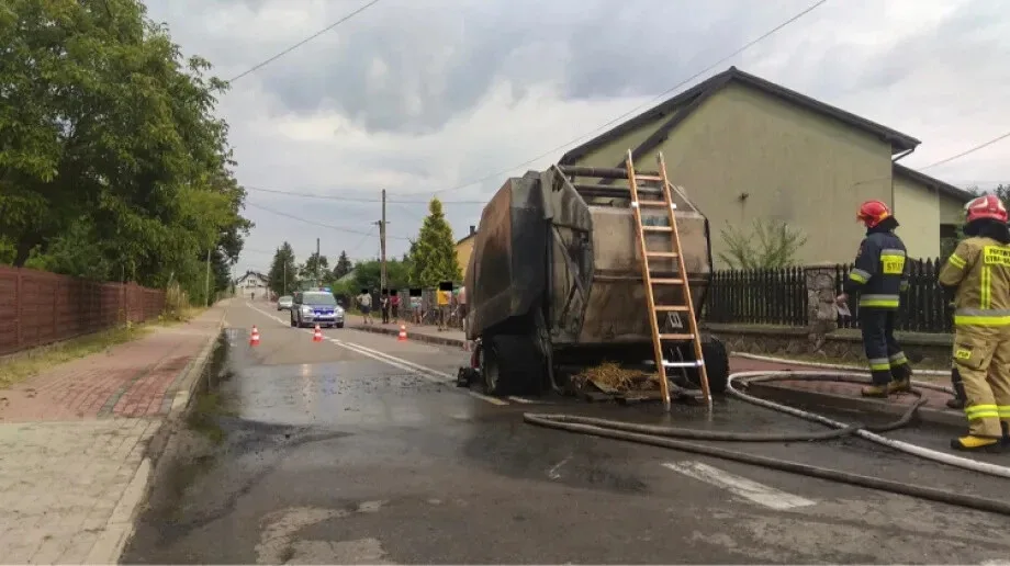 Pożar maszyny rolniczej w Szulborzu Wielkim i pomoc okolicznych OSP