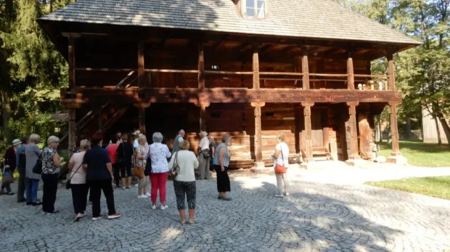 Seniorzy z Małkini Górnej poznali historyczne miejsca swojego regionu (zdjęcia)