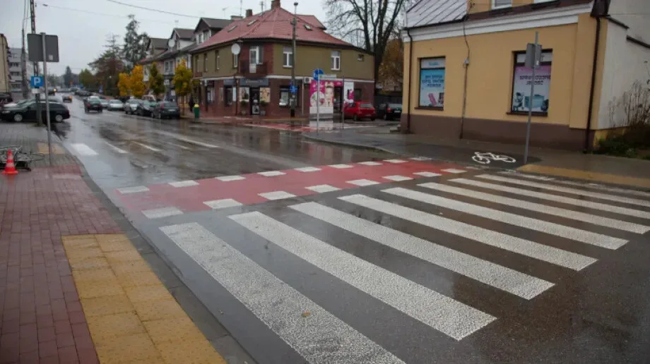 Podwójne przejście dla pieszych w Ostrowi Mazowieckiej. Czy ktoś tu o czymś zapomniał?