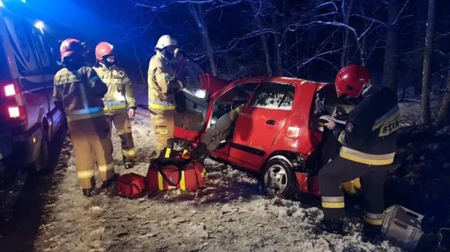 Wypadek na drodze krajowej nr 694. Jedna osoba przetransportowana do szpitala