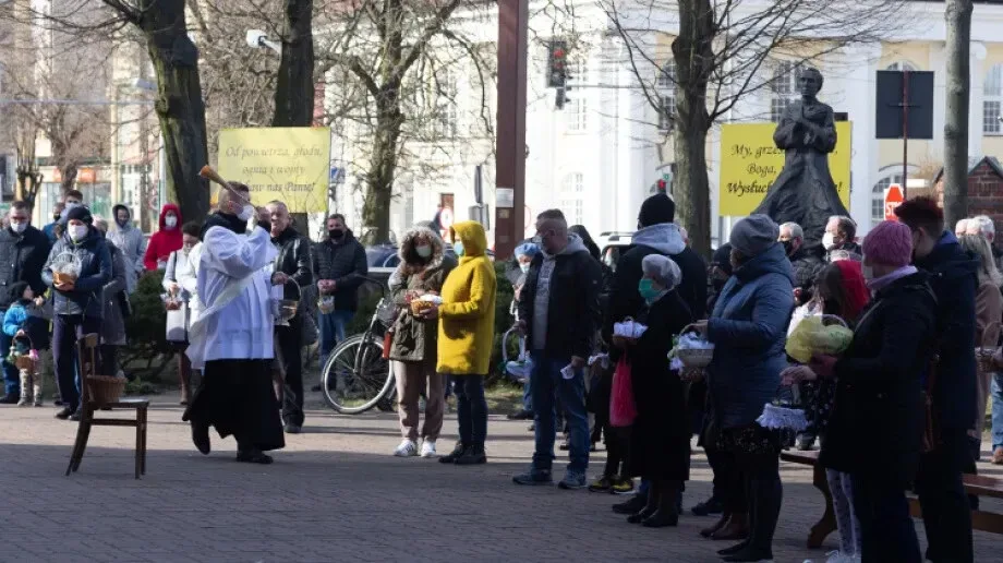 Święcenia pokarmów w Ostrowi Mazowieckiej i Komorowie (zdjęcia)