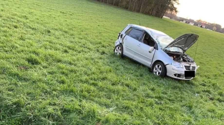 Samochód wypadł z drogi w miejscowości Jelenie. Jedna osoba w szpitalu