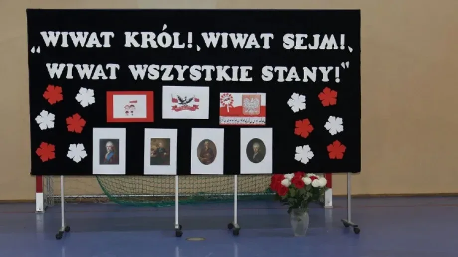 Uroczysty apel i szkolny konkurs historyczny z okazji Święta Konstytucji 3 Maja w Broku
