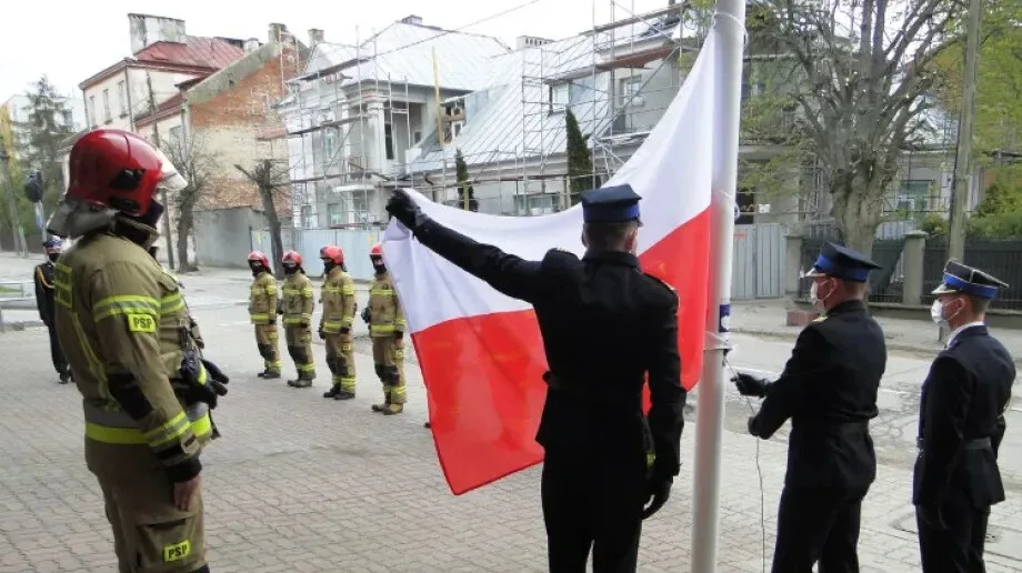 Dzień Flagi Rzeczpospolitej Polskiej w Komendzie Powiatowej Państwowej Straży Pożarnej w Ostrowi Mazowieckiej