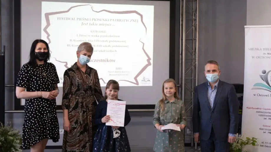 Nagrodzono laureatów konkursów zorganizowanych przez ostrowską bibliotekę (zdjęcia)